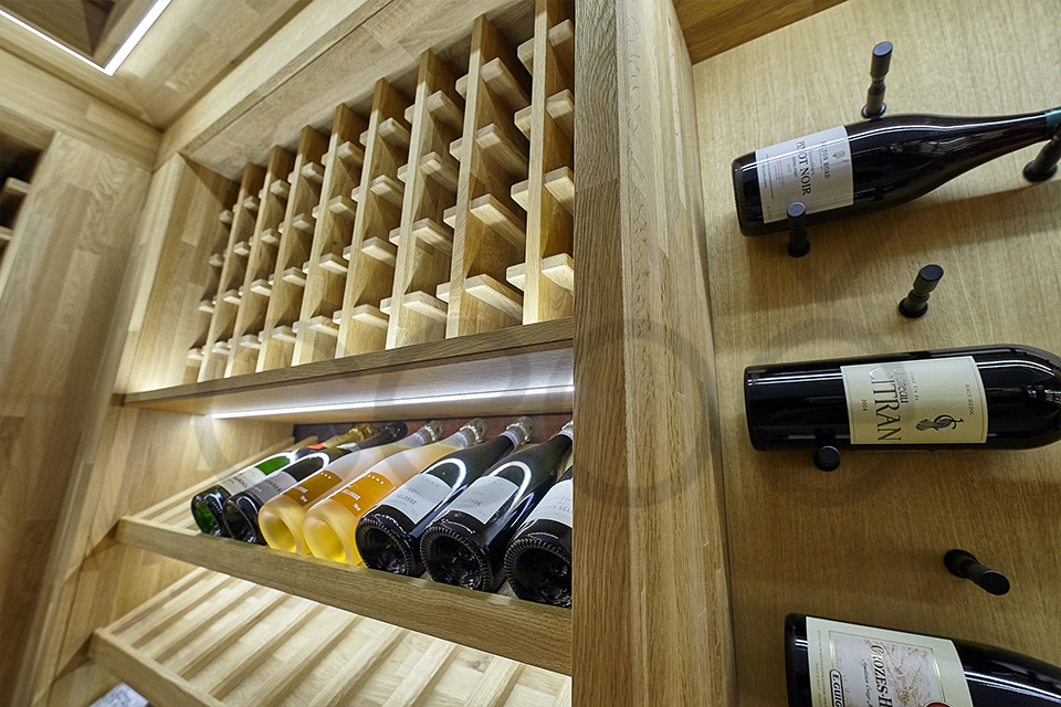 Деревянные стеллажи для бутылок от СВОЁ: эстетика хранения вина